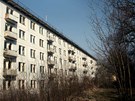 Chátrající panelové domy po sovtských dstojnících v Milovicích.