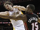 Pau Gasol z Los Angeles Lakers v souboji s Mariem Chalmersem z Miami. 