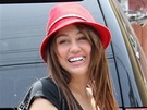 Horký trend - klobouky: Miley Cyrus - Barevn kousek rozsvítí jinak nezajímavý...