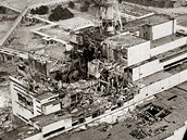 Leteck pohled na vybuchl reaktor jadern elektrrny ernobyl v dubnu 1986.