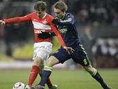 Kombarov ze Spartaku Moskva si kryje m ped dorejcm Eriksenem z Ajaxu