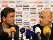 KUDY Z BDY? Trenr fotbalist Michal Blek (vpravo) a manaer reprezentace