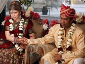 Liberec zail pravou indickou svatbu. Na snmku enich Vikram Ranawat a nevsta Klra Slezkov.