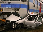 Nehoda, pi kter v Prostjov vlak srazil na pejezdu se svtelnou vstrahou auto. idi po pevozu do nemocnice zemel.