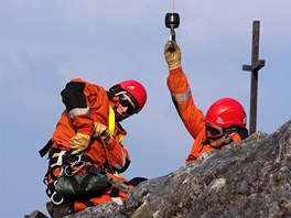 Hasii a letet zchrani nacviovali na Plzesku zchranu osob z obtn pstupnch skal na Plzesku