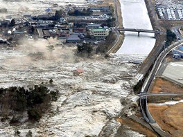 Niiv pvalov vlna se val na japonsk poben msto Iwanuma. (11. bezna 2011)