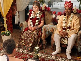 Liberec zail pravou indickou svatbu. Na snmku enich Vikram Ranawat, nevsta Klra Slezkov a oddvajc Filip ichman alias Goura Hari Ds.