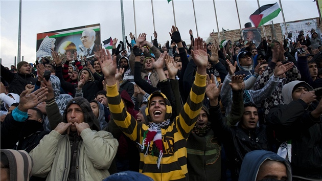 Palestinci sledují fotbalový zápas s Thajskem (9. bezna 2011)