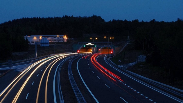 Tunel Panenská na dálnici D8 v Kruných horách.