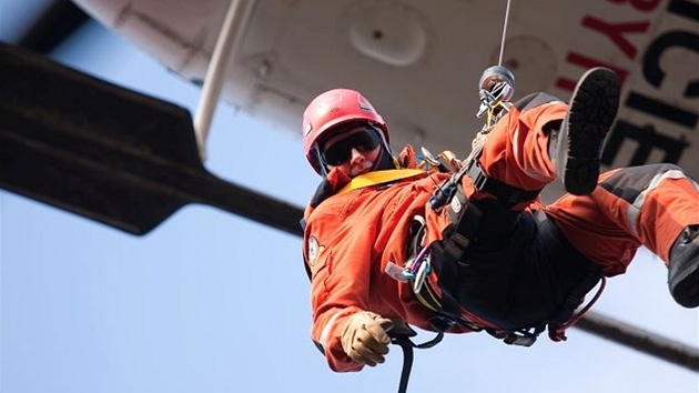 Hasii a letetí záchranái nacviovali na Plzesku záchranu osob z obtín pístupných skal na Plzesku