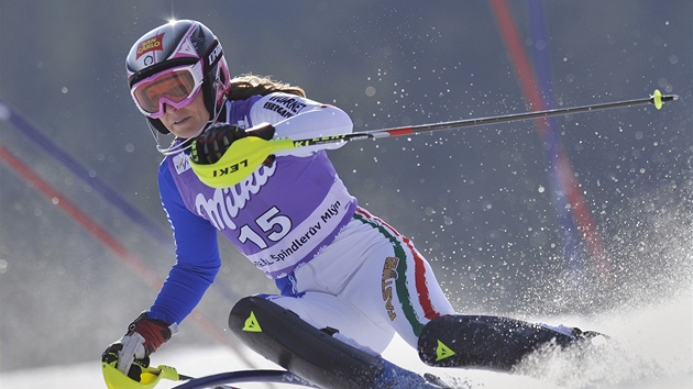 Italka Manuela Mölggová na trati slalomu SP ve pindlerov Mlýn. 