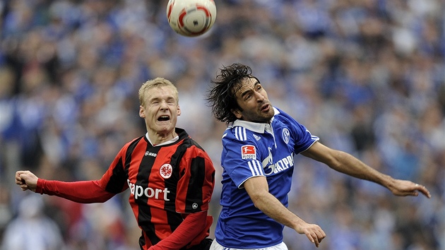 VE VÝSKOKU. Raúl (vpravo) ze Schalke v hlavikovém souboji se Sebastianem Rodem z Frankfurtu.