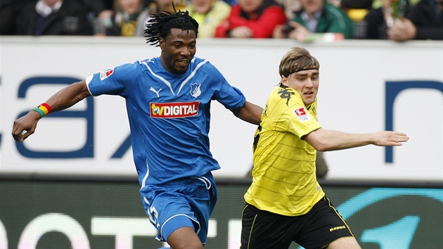 UTEU TI! Marcel Schmelzer z Dortmundu se pokouí utéct Isaacu Vorsahovi z Hoffenheimu.