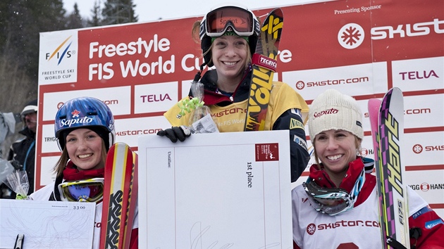 TŘI NEJLEPŠÍ. V závodě Světového poháru boulařek ve švédském Are si pro vítězství dojela Američanka Hannah Kearneyová (uprostřed). TŘI NEJLEPŠÍ. V závodě Světového poháru boulařek ve švédském Are si pro vítězství dojela Američanka Hannah Kearneyová (uprostřed).