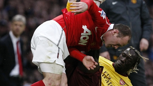 CHOBOTNICE. Wayne Rooney z Manchesteru United a Bacary Sagna z Arsenalu jsou zaklesnuti v souboji o mí bhem utkání FA Cupu.