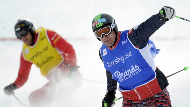 Rakouský skikrosař Andreas Matt (vpravo) finišuje na prvním místě v závodě SP v Branasu. V pozadí dojíždí Tomáš Kraus, který byl čtvrtý. Rakouský skikrosař Andreas Matt (vpravo) finišuje na prvním místě v závodě SP v Branasu. V pozadí dojíždí Tomáš Kraus, který byl čtvrtý.