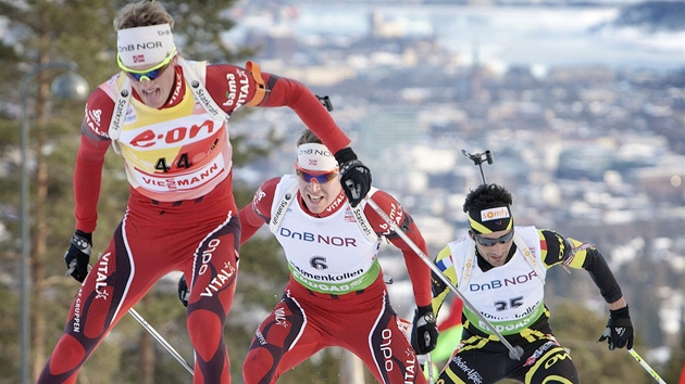 Biatlonisté (zleva) Tarjei Böe, Emil Hegle Svendsen a Martin Fourcade na trati závodu Svtového poháru v Oslu