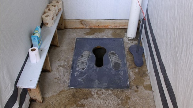 Toaleta v táboe, kde úastníci mise Léka bez hranic bydleli.