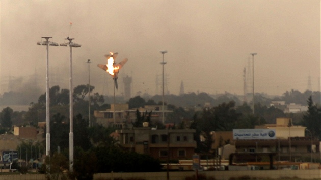 Sestelený letoun nad povstaleckou batou Benghází v Libyi. (19.3. 2011)
