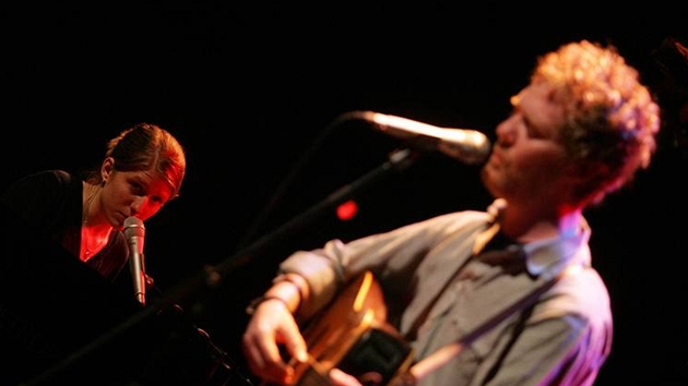 Glen Hansard a Markéta Irglová v divadle Archa