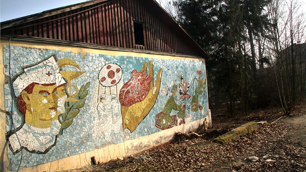Jedna ze zachovalých venkovních mozaiek v Milovicích.