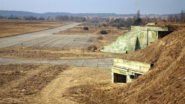 Pistávací plocha a hangáry na bývalém vojenském letiti v Boím Daru.