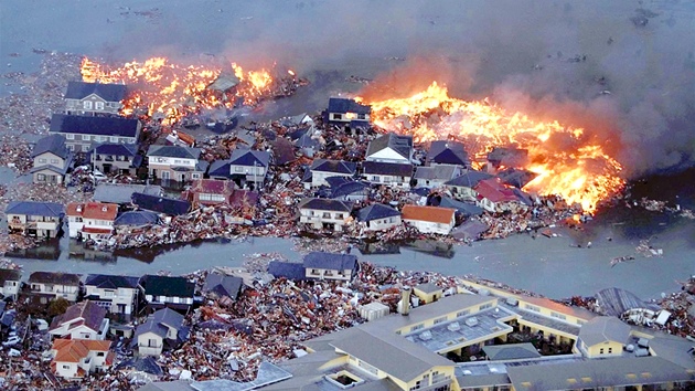 Pístav Natori v japonské prefektue Mijagi poté co byl zasaen vlnou tsunami vyvolanou zemtesením o síle 8,9 na Richterov stupnici (11. bezna 2011)