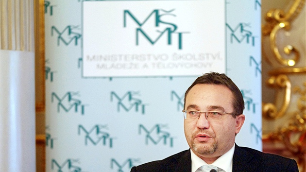 Josef Dobeš před současným logem Ministerstva školství, mládeže a tělovýchovy Josef Dobeš před současným logem Ministerstva školství, mládeže a tělovýchovy