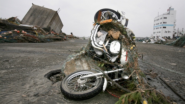 Následky niivé vlny tsunami ve mst Soma. (15. bezna 2011)