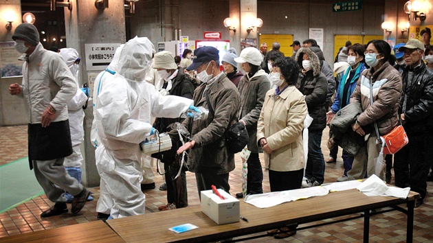 Mení úrovn radiace obyvatel japonského msta Korijama, leícího nedaleko jaderné elektrárny Fukuima. (15. bezna 2011)