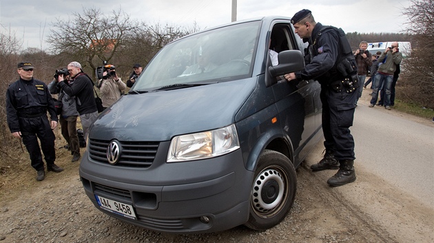 Policisté nali v praské Troji tlo mrtvé dívky. Domnívají se, e je to poheovaná Anika. (16. bezna 2011)