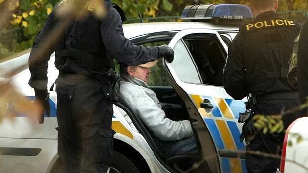 Policisté odvážejí k výslechu Otakara T., který je podezřelý z vraždy devítileté Aničky. (24. října 2010) Policisté odvážejí k výslechu Otakara T., který je podezřelý z vraždy devítileté Aničky. (24. října 2010)