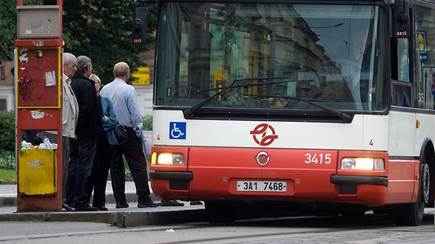 Dopravní podnik hledá hlavn náhradu za starí kloubové autobusy znaky Karosa