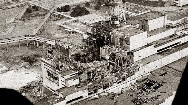 Leteck pohled na vybuchl reaktor jadern elektrrny ernobyl v dubnu 1986.