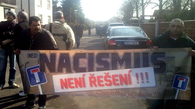 Romové pipravují transparenty na pochod Novým Bydovem. (12. bezna 2011)