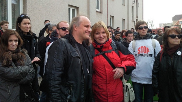 Exministr pro lidská práva Michael Kocáb a husitská faráka Michaela Kajlíková v Novém Bydov. (12. bezna 2011)