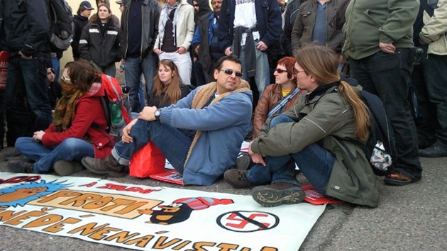 Romové a odprci pravicových radikál zablokovali trasu jejich pochodu Bydovem. (12. bezna 2011)