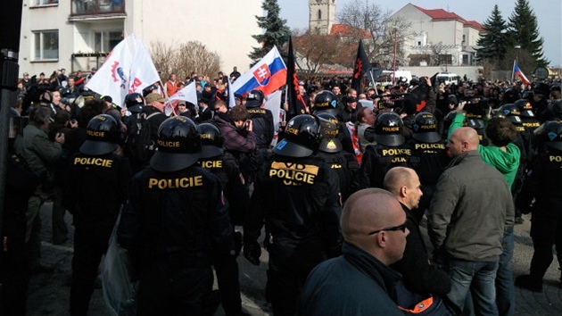 Policejní kordon oddlil Romy (v popedí) od píznivc dlnické strany v Novém Bydov. (12. bezna 2011)