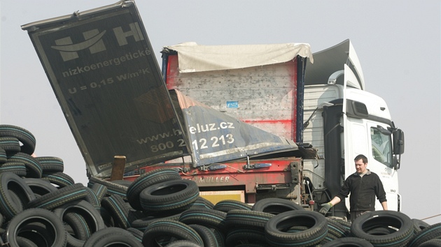 Pevrácený kamion zalehl silnici, vezl pneumatiky. (Ilustraní foto)