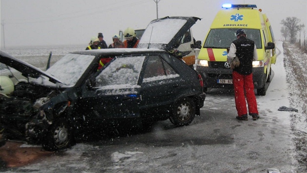 Nehoda dvou osobních aut u Holeova.