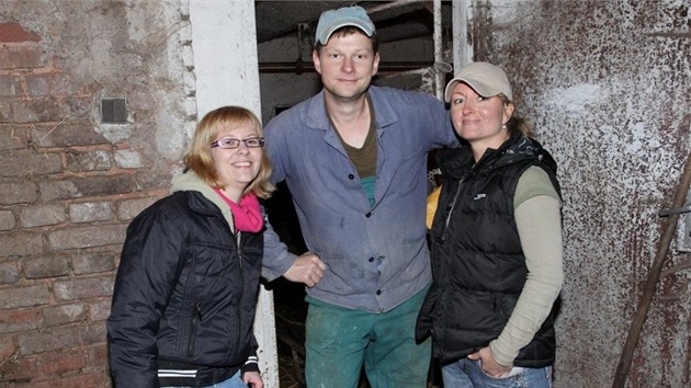 Farmář Petr Bušák z Roztok u Jilemnice a jeho potencionální dvě partnerky. Farmář Petr Bušák z Roztok u Jilemnice a jeho potencionální dvě partnerky.