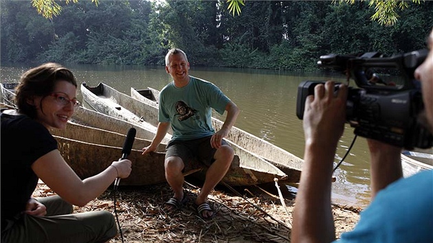 Primatolog Thomas Breuer pi natáení rozhovoru pro eskou televizi. 