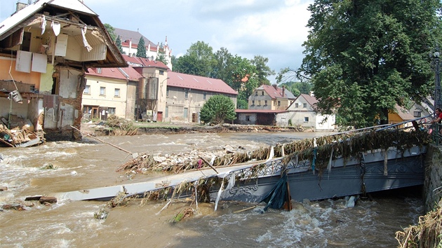 Zícený secesní most v Chrastav bhem povodní (7. srpna 2010)
