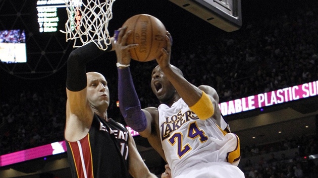 Kobe Bryant z Los Angeles Lakers se prosazuje pes Zydrunase Ilgauskase z Miami.