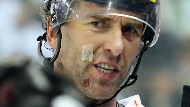 LIBERECKÁ IKONA. Kapitán Petr Nedvd je klíovou postavou hokejist Liberce, hlavn díky jeho výkonm se mustvo vyhouplo na první místo tabulky.