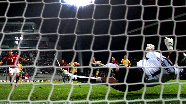 NEPROMNNÁ PENALTA. Milan Baro (v erveném) zahazuje penaltu, kterou mu chytil litevský branká Karermarskas.