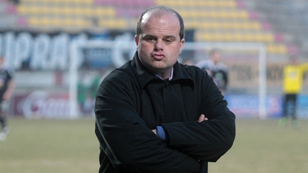 CO TOMU CHYBÍ? Roman Nádvorník, trenér Příbrami, přemýšlí, jak vyzrát na soupeře. CO TOMU CHYBÍ? Roman Nádvorník, trenér Příbrami, přemýšlí, jak vyzrát na soupeře.