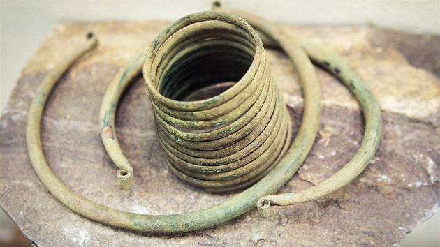 emeslníci v dob bronzové mli zálibu ve zdobnosti. Vytváeli náramky i nápaníky. 