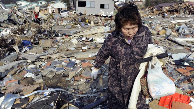 Žena prochází ruinami zříceného domu v destinaci Ofunato. (13. března 2011) Žena prochází ruinami zříceného domu v destinaci Ofunato. (13. března 2011)
