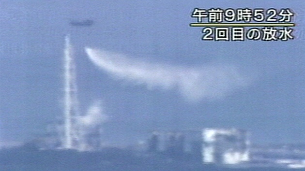 Helikoptéry na snímcích televize NHK kropí vodou tetí reaktor jaderné elektrárny Fukuima.